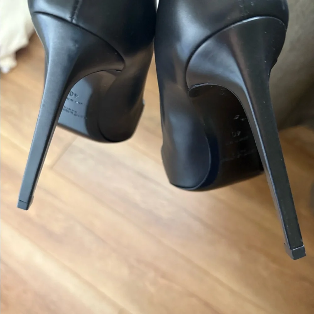 Saint Laurent Black Leather Pointed-Toe Pumps - Picture 4 of 6